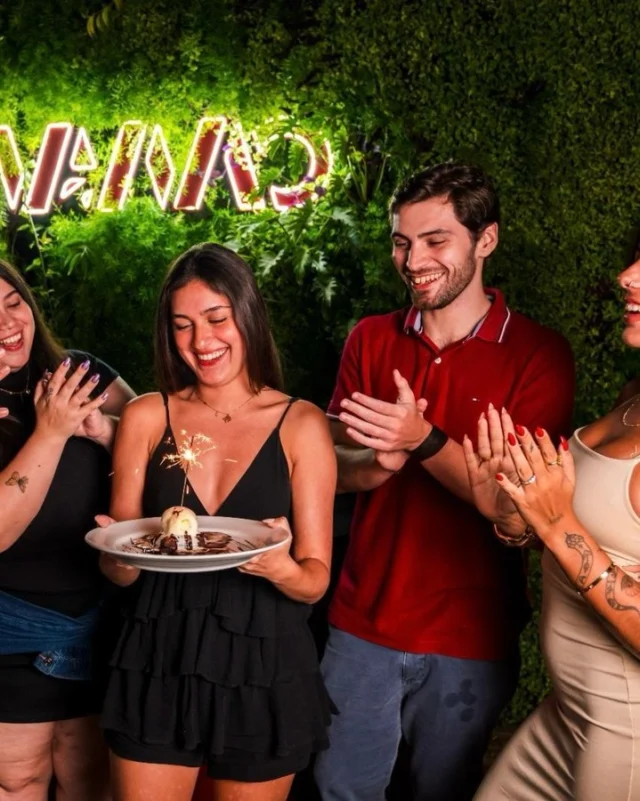 Se você tá procurando um lugar pra comemorar, já sabe… o VAMO é o ponto certo! Além de ser conhecido pelos melhores cortes de carne, também é o lugar ideal pra celebrar. Com 4 pessoas na mesa, além do aniversariante, você ganha: 1 Brownie com sorvete, uma rodada de chopp garotinho ou uma garrafa de espumante para brindar em grande estilo! Para aproveitar, basta fazer a reserva e apresentar um documento no dia da comemoração. Promoção válida durante o mês do seu aniversário. A reserva mínima é para o aniversariante + 4 pessoas. 📍 Abelardo Bueno, 800 📍 Bossa Nova Mall (@bossanovamall) 📍 Downtown (@downtownrj) 📍 Lagoa #VAMO #VamoSteakBar