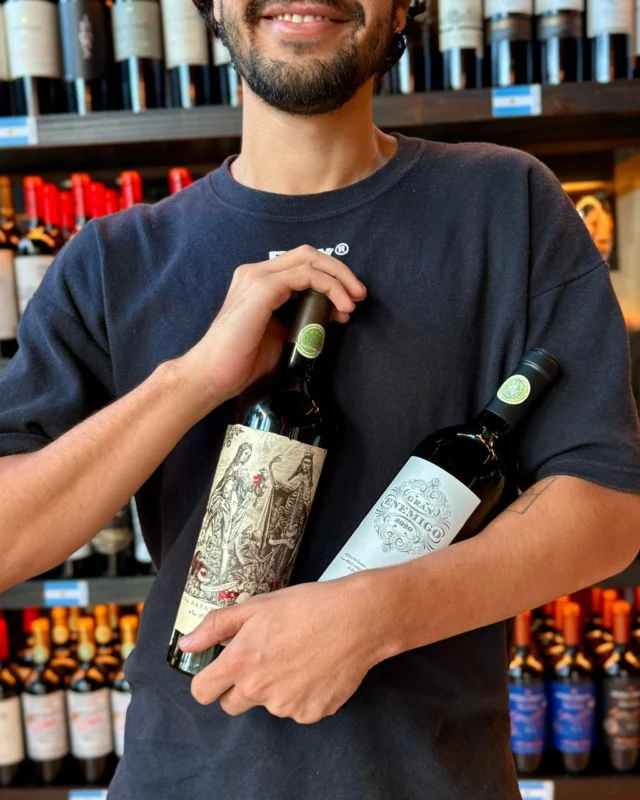De tintos encorpados a brancos delicados nossa carta de vinhos é um convite à descoberta. Cada rótulo, uma escolha. Cada taça, uma experiência. 📍 Abelardo Bueno, 800 📍 Bossa Nova Mall (@bossanovamall) 📍 Downtown (@downtownrj) 📍 Lagoa #VAMO #VamoSteakBar